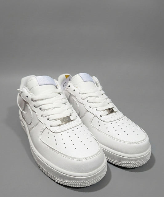 Classic White Low-Top Sneakers Fw-0178